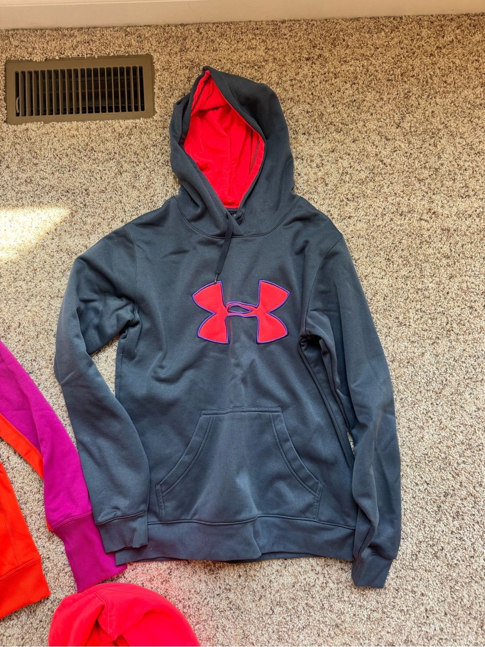3 for 1: nike and under armour sweatshirt bundle, size S/M - Picture 4 of 8